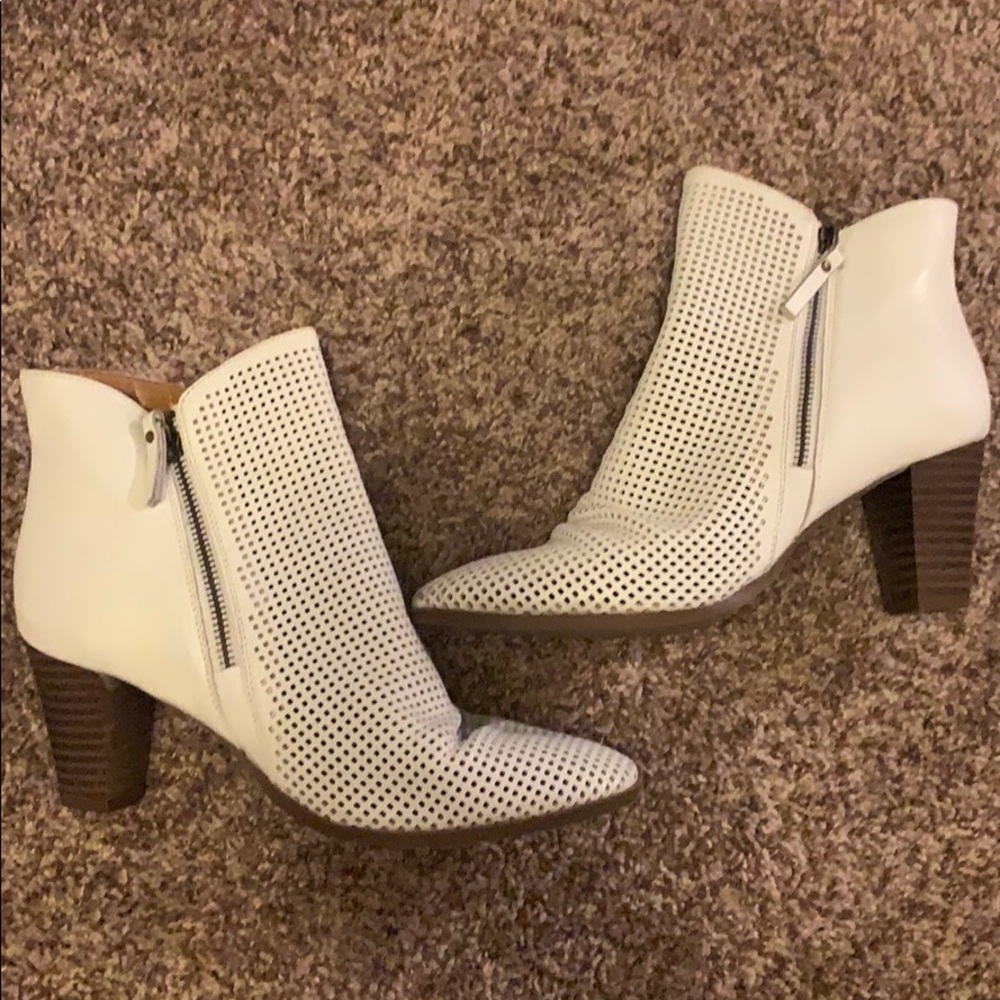 MIA White boots